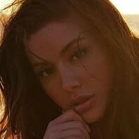 Айза Фай Оголені