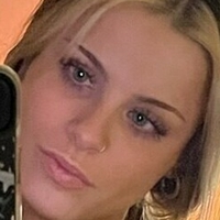 Елія Гіллс Оголені