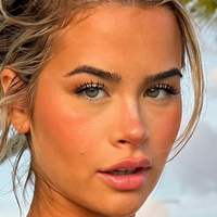 Емілі Елізабет Оголені