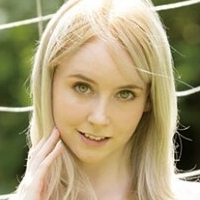 Джемма Луїз Оголені