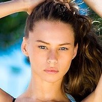 Жанайна Рейс Оголені