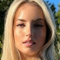 Дженніфер Леві Оголені