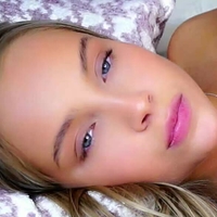 Усміхнені губи Оголені