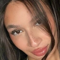 Лівія Алекс Оголені