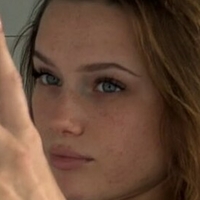 Люсі Скарлетт Оголені