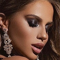 Міс Елліна Оголені