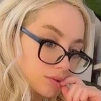 Нія Піксі Оголені